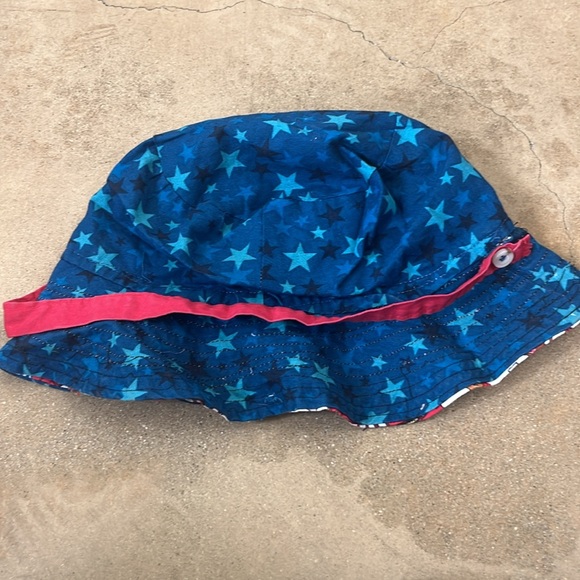 ⭐️5 for $20⭐️ Reversible paddington bear hat - Picture 2 of 4